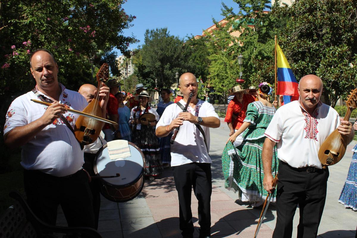 FOTOGALERÍA | El mundo baila en Badajoz: el Festival Folklórico se echa a las calles en un desfile internacional