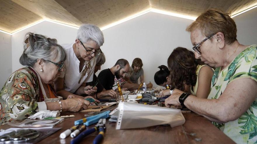 Meandre porta poesia, música, dibuix i vitralls en una jornada d'activitats a la Torre Lluvià de Manresa