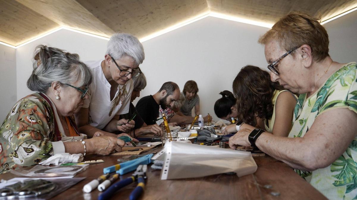 Meandre porta poesia, música, dibuix i vitralls en una jornada d'activitats a la Torre Lluvià de Manresa