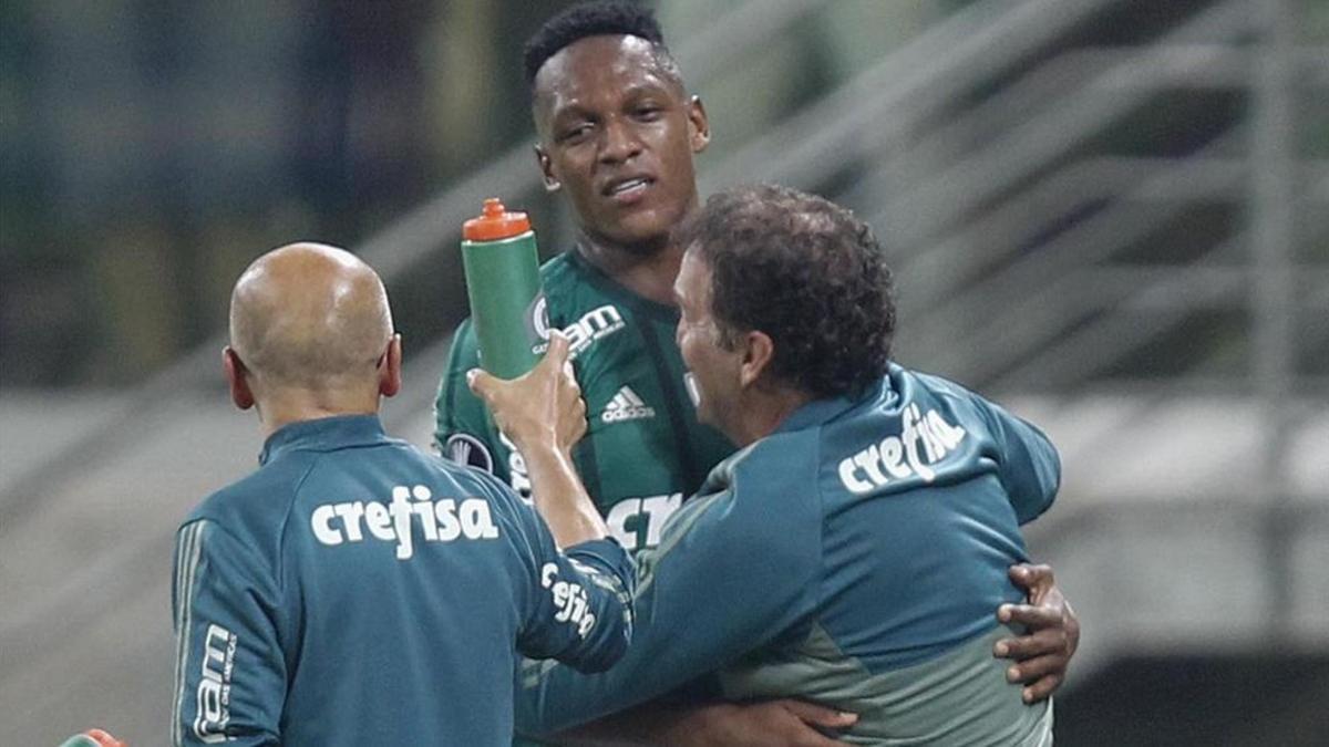 Cuca se abraza a Yerry Mina tras un gol del colombiano en la Libertadores