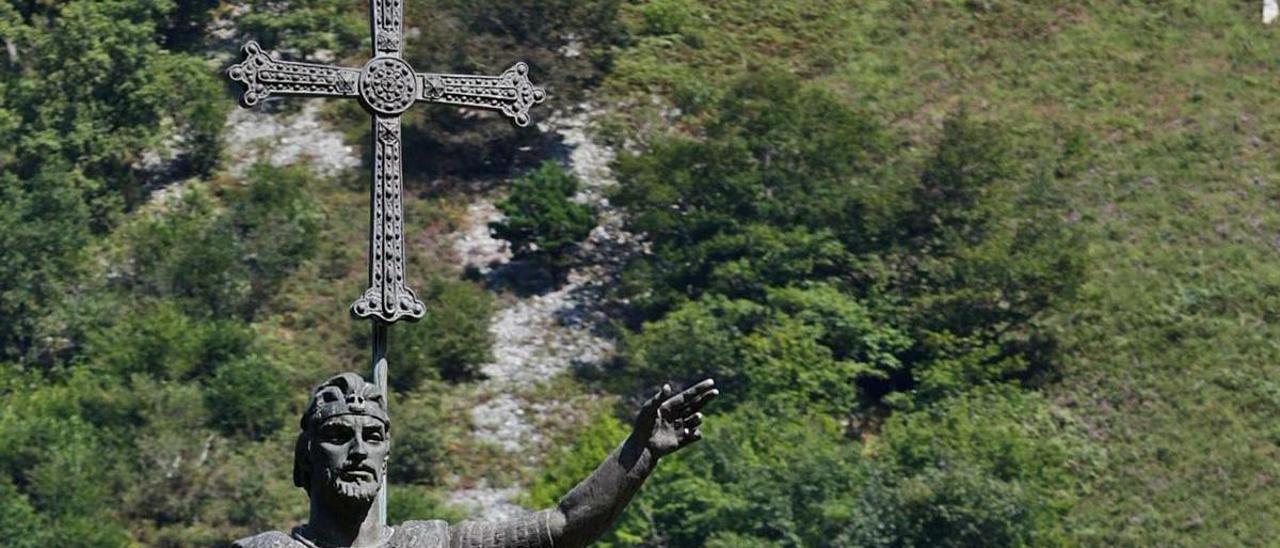 Estatua de Don Pelayo, en Covadonga.