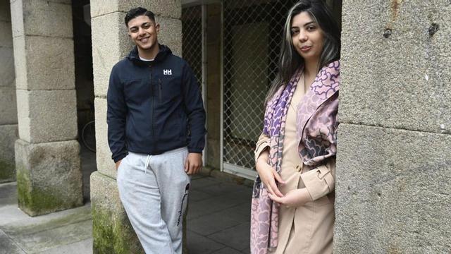 Los jóvenes Marcos Montoya Salazar y Candela Díaz Giménez, en la Praza da Verdura. | RAFA VÁZQUEZ