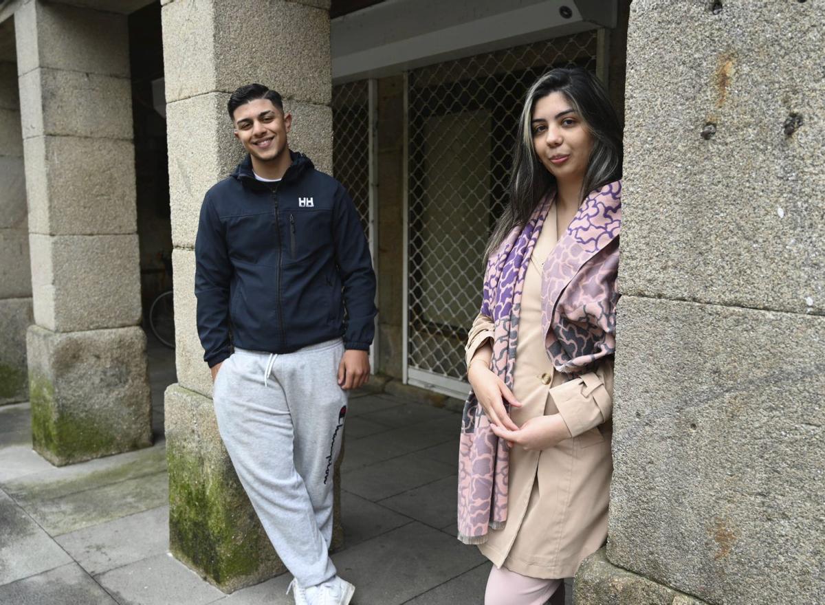Los jóvenes Marcos Montoya Salazar y Candela Díaz Giménez, en la Praza da Verdura. | RAFA VÁZQUEZ