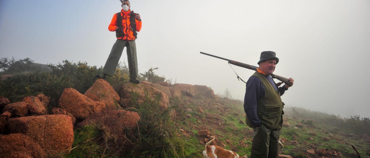 Dos cazadores, en el monte Xiabre, en enero pasado