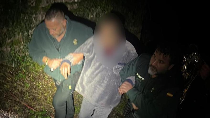 Agentes de la Guardia Civil tras localizar al octogenario desaparecido en Pazos de Borbén.