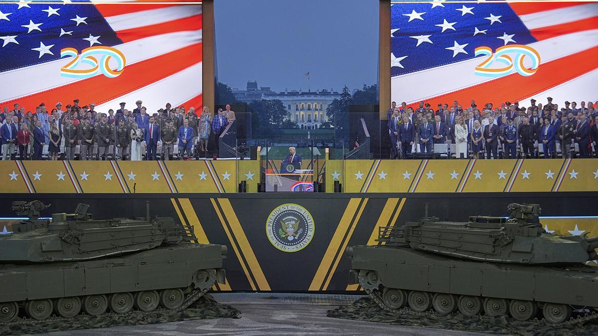 El presidente Donald Trump interviene durante el desfile militar celebrado en Washington el 15 de junio del 2025, con motivo del 250 aniversario del Ejército