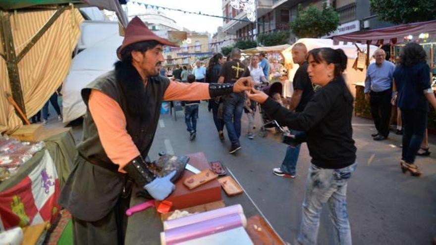 El mercado medieval abrió ayer sus puestos en el casco antiguo de Crevillent, donde estará todo el fin de semana.