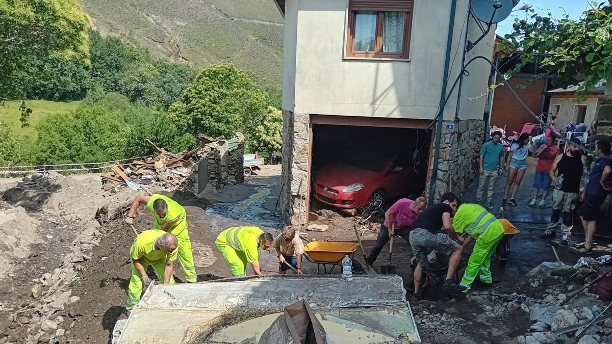 Brigadas de la Diputación de Ourense y vecinos cooperan en la limpieza y retirada de material acumulado en A Bouza, Viana do Bolo.