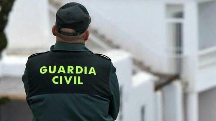 Un guardia civil de espaldas