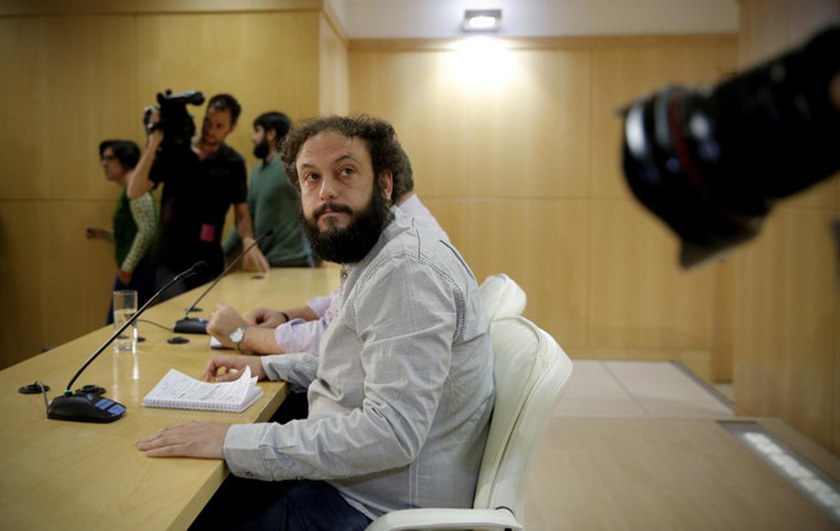 Guillermo Zapata, el dia que va presentar la dimissió com a regidor de Cultura, el 15 de juny a Madrid. Guillermo Zapata, el dia que va presentar la dimissió com a regidor de Cultura, el 15 de juny a Madrid.