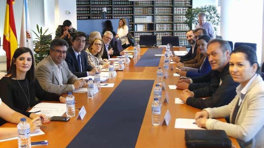 La conselleira con los alcaldes de PP, BNG y Marea. // A. Villar