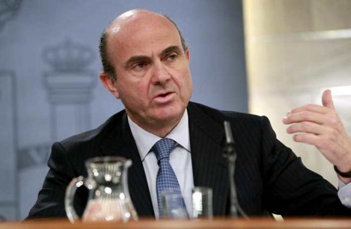 El ministro de Economía, Luis de Guindos, tras el Consejo de Ministros de ayer.