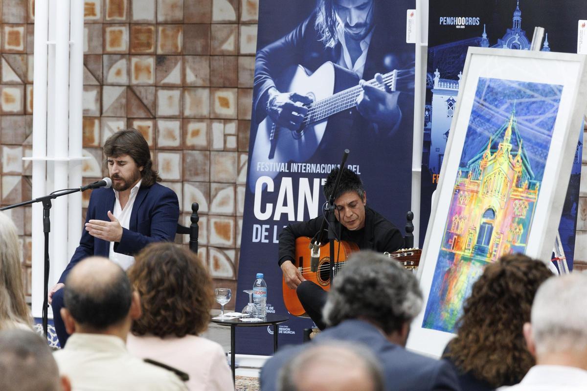 Actuación de Gregorio Moya y Antonio Muñoz, durante la presentación del cartel de la próxima edición del Cante de las Minas