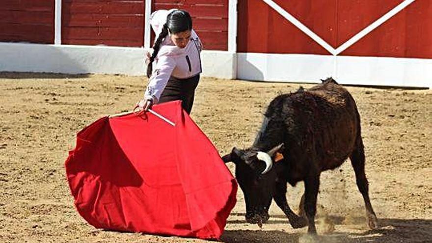 Una novillera afronta con arte a la novilla.