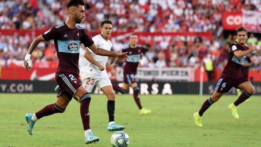 Brais Méndez se dispone a ejecutar un pase. // LOF