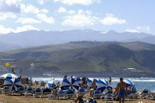 NIEVE EN LA CUMBRE DESDE LA PLAYA DE LAS CANTERAS