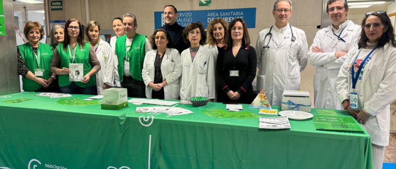 Mesa de la Asociación Española contra el Cáncer en el hospital de Ourense.