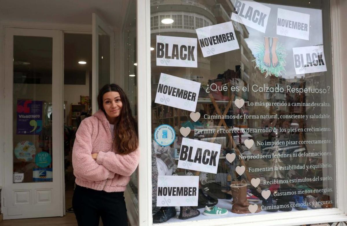 Belén Riveiro, a la puerta de su establecimiento. |  Noé Parga