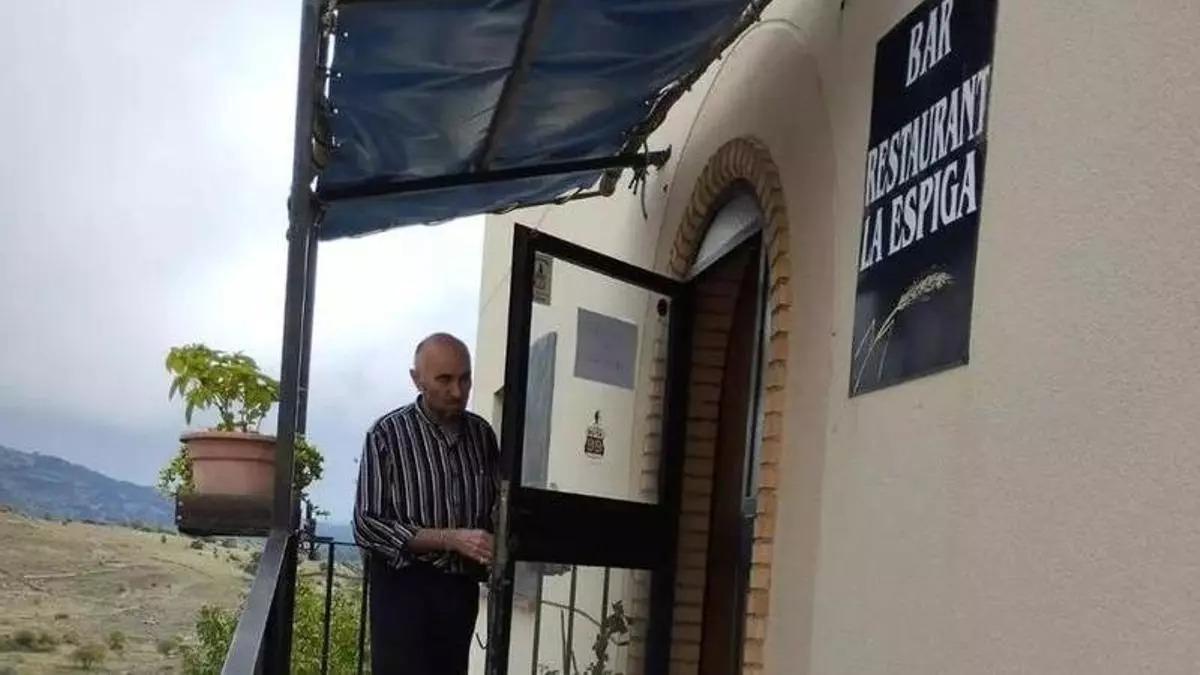 José Ramón Segura, en el local que regentaba en Castell de Cabres.