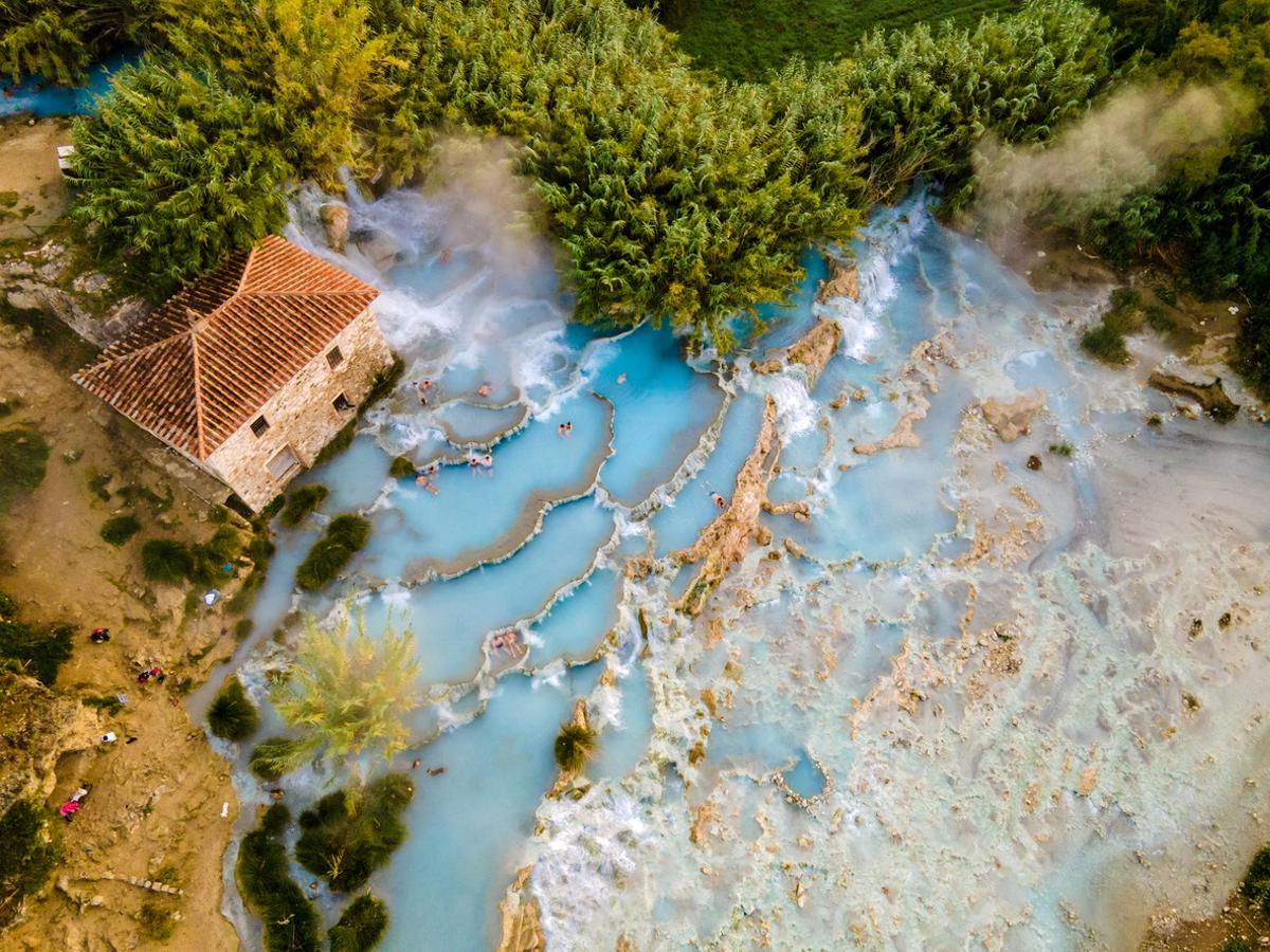 Por todo el territorio podemos encontrar enclaves de aguas termales