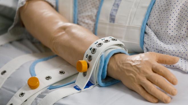 8.6.2021- Hospital de Terrassa  - Maite Sanz Osorio, subdirectora del ámbito de salud mental del CSTerrassa y miembro del Grupo de Trabajo para reducción de las contenciones mecánicas en pacientes psiquiátricos de la Generalitat - Muestra las contenciones mecanicas en un maniquí - Foto Anna Mas