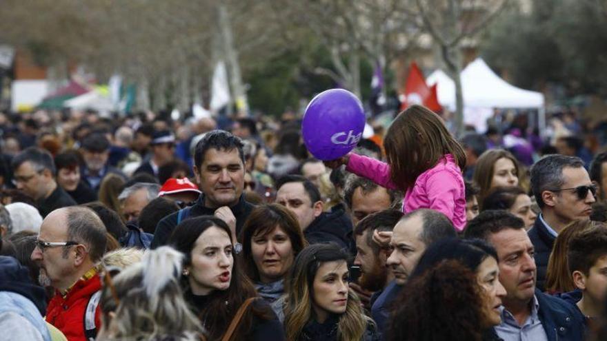 Más de mil personas participan en la Marcha de los Barrios en una de sus ediciones más concurridas