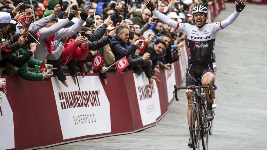 Cancellara se impone en la meta de Siena a Stybar. // Efe