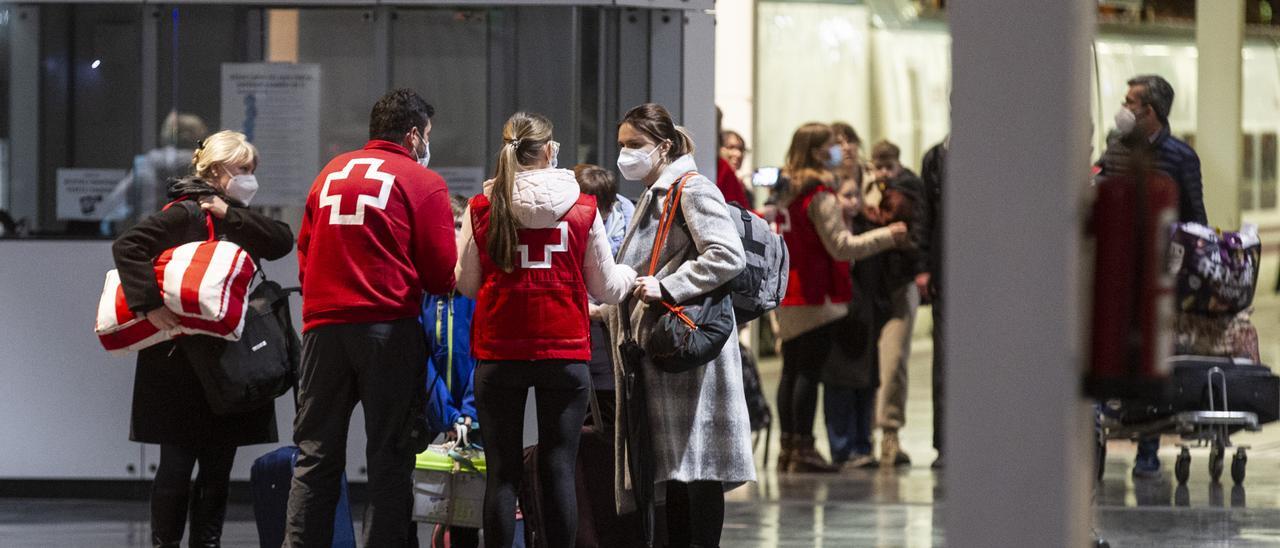 Cruz Roja atiende a un grupo de refugiados que llegó este fin de semana en tren a Alicante
