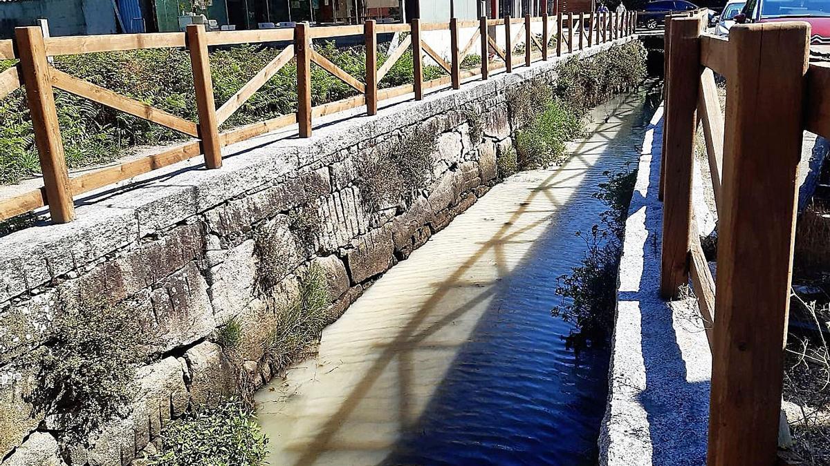 El río que desemboca en la playa de Vilariño bajaba teñido de pintura, el martes por la tarde.   | // FDV