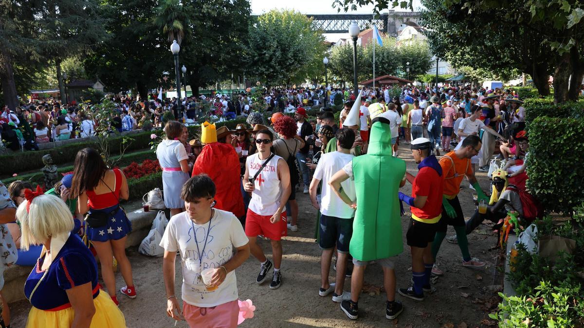 Asistentes a la edición de 2024 del Carnaval de Verano de Redondela.