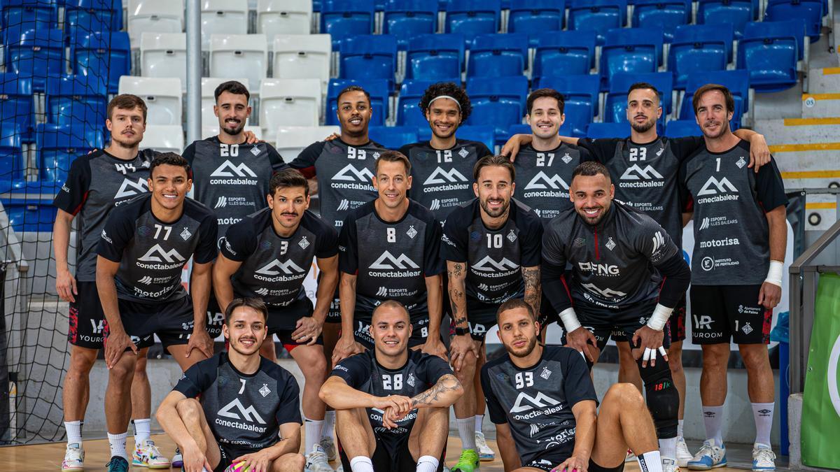 La plantilla del Illes Balears Palma Futsal posa en Son Moix antes del primer partido de play-off