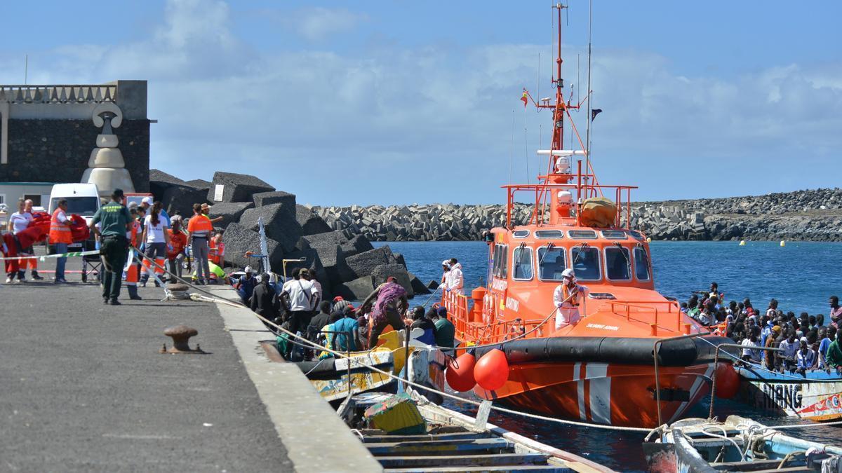 Llegada de la patera al muelle de La Restinga.