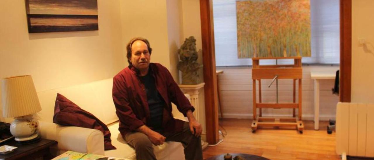 Alberto Mendívil, en su estudio de Grado, en la Casa de los Arcos.