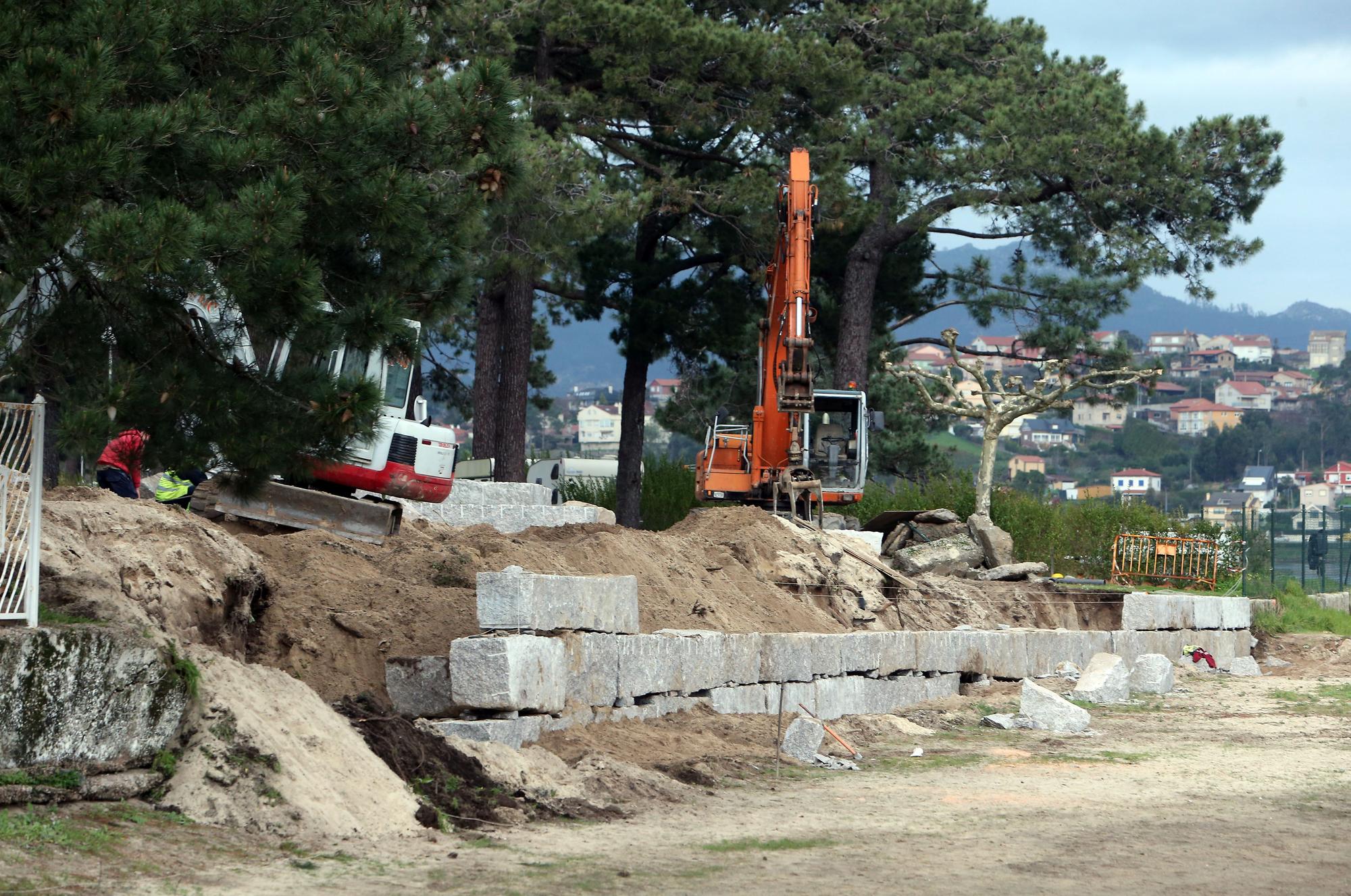 Reparación del muro que rodea el camping de A Ladeira