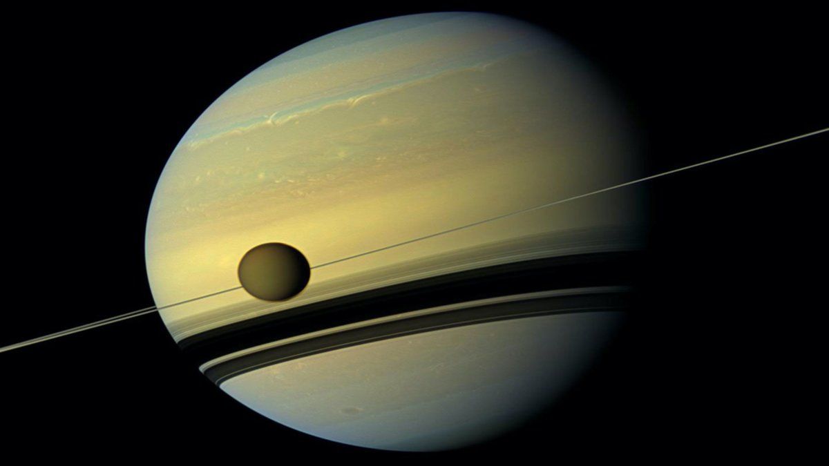 La luna de Saturno parece alejarse del planeta