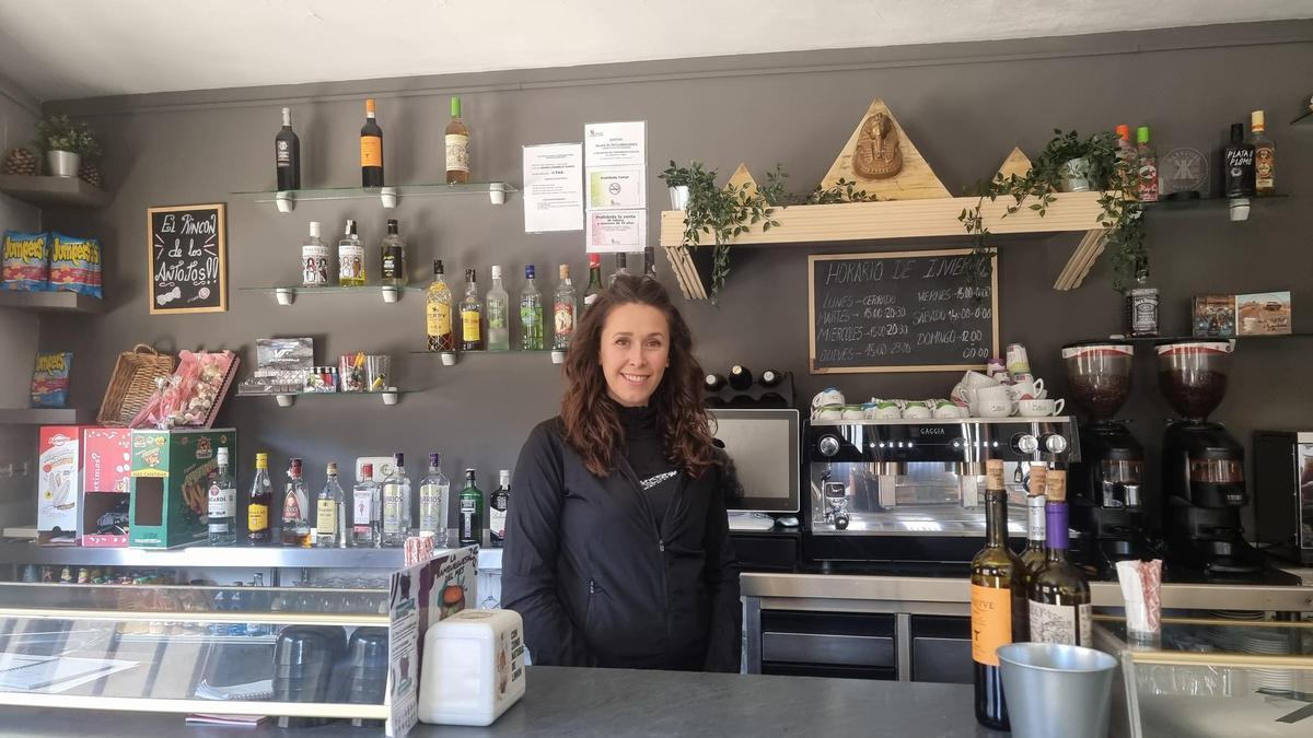 Mónica Bermejo, tras la barra del bar Keops.