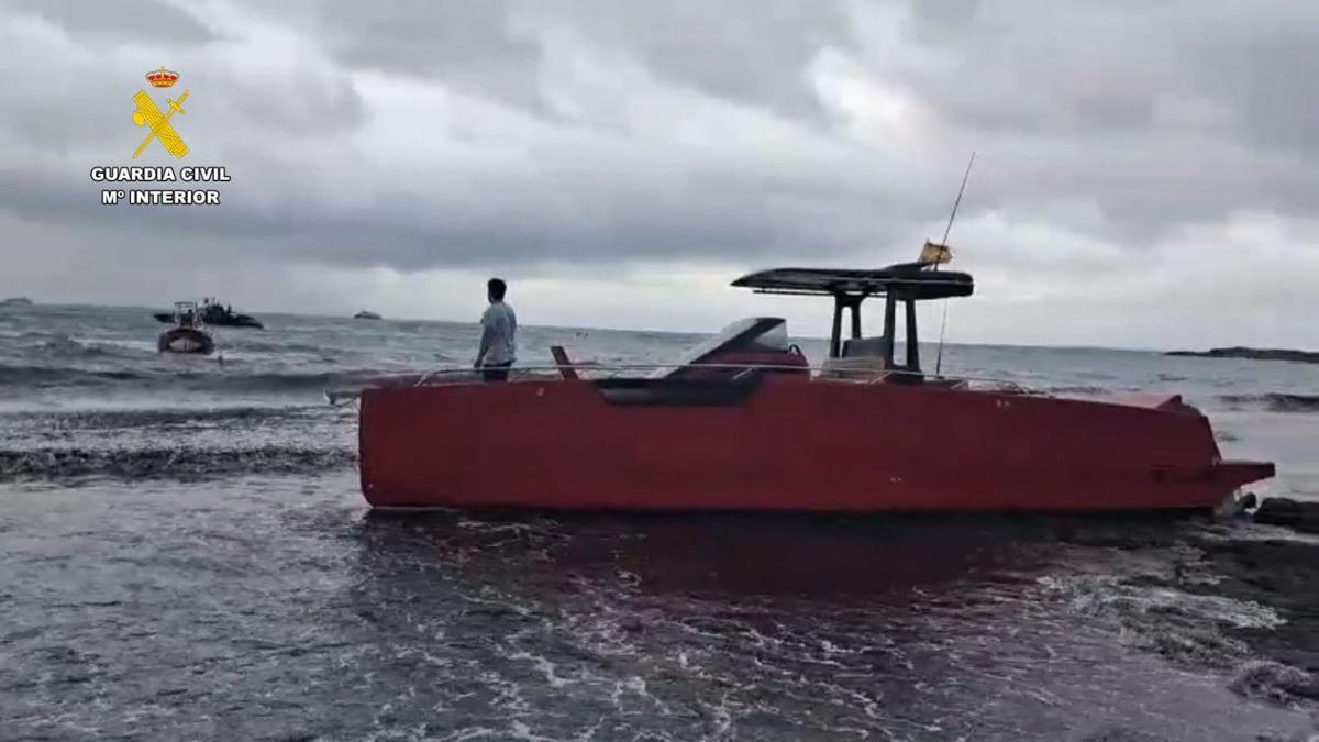 La lancha embarrancada en Ibiza con 521 kilos de cocaína a bordo.
