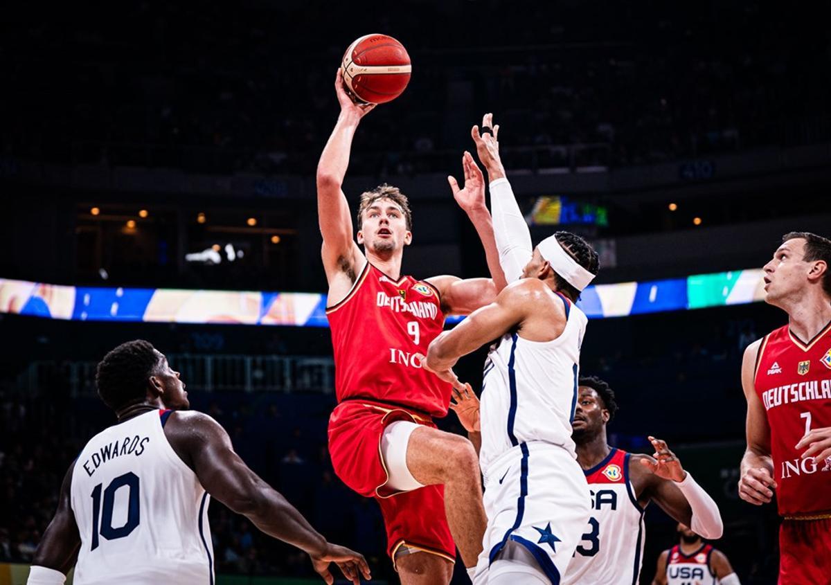 Franz Wagner lanza a canasta rodeado de jugadores de EEUU