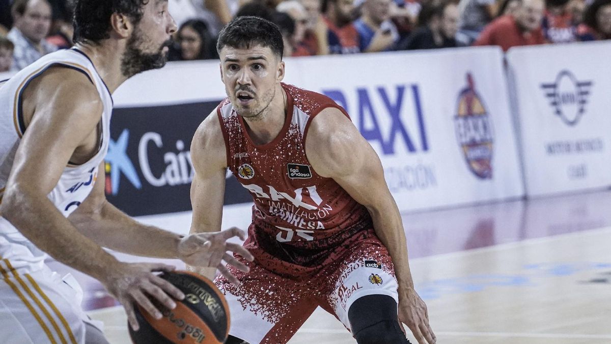 Dani Pérez, defensant Sergi Llull