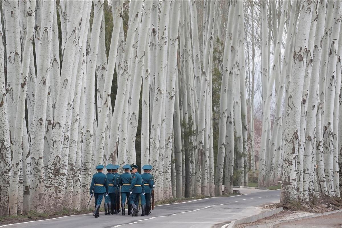 Soldados despues de una ceremonia de bienvenida a Vladimir Putin de Rusia y Sooronbay Jeenbekov de Kirguistán en Bishkeka, Kyrgyzstan.