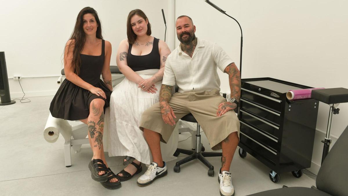 Alba López, fundadora de Willow Tattoo Gallery, en el centro, acompañada por el equipo del local.