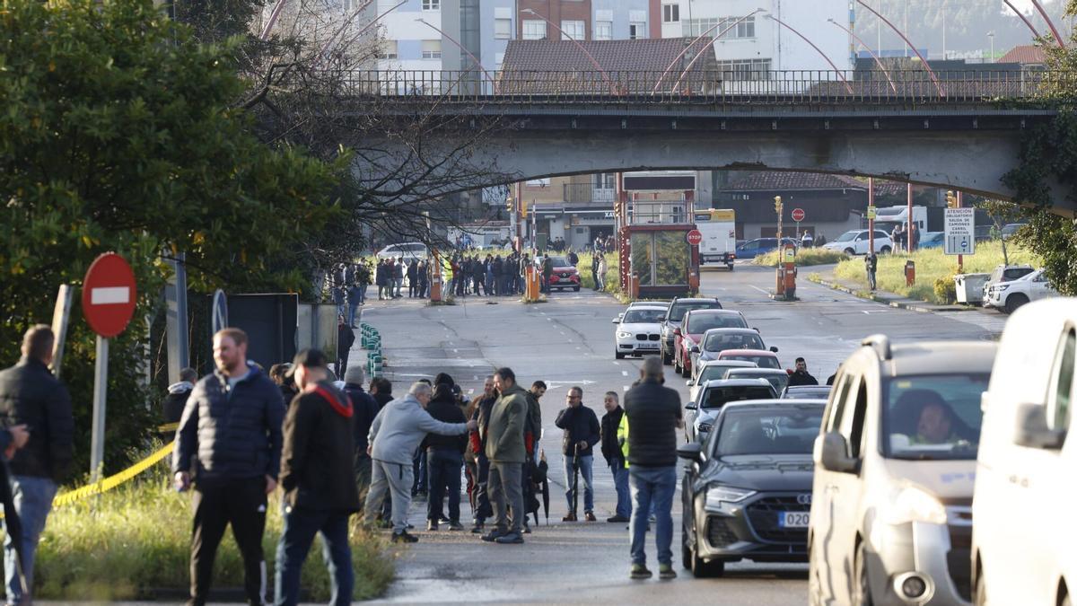 VÍDEO: Grandes retenciones al tráfico en la AS-19 por un piquete en el acceso en la factoría de Arcelor en Gijón
