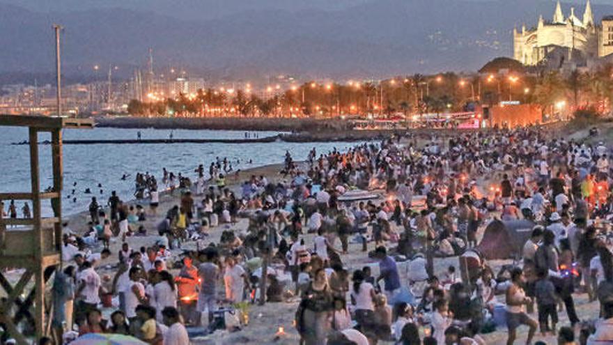 Numerosas personas celebraron la llegada del verano en la playa de Can Pere Antoni.