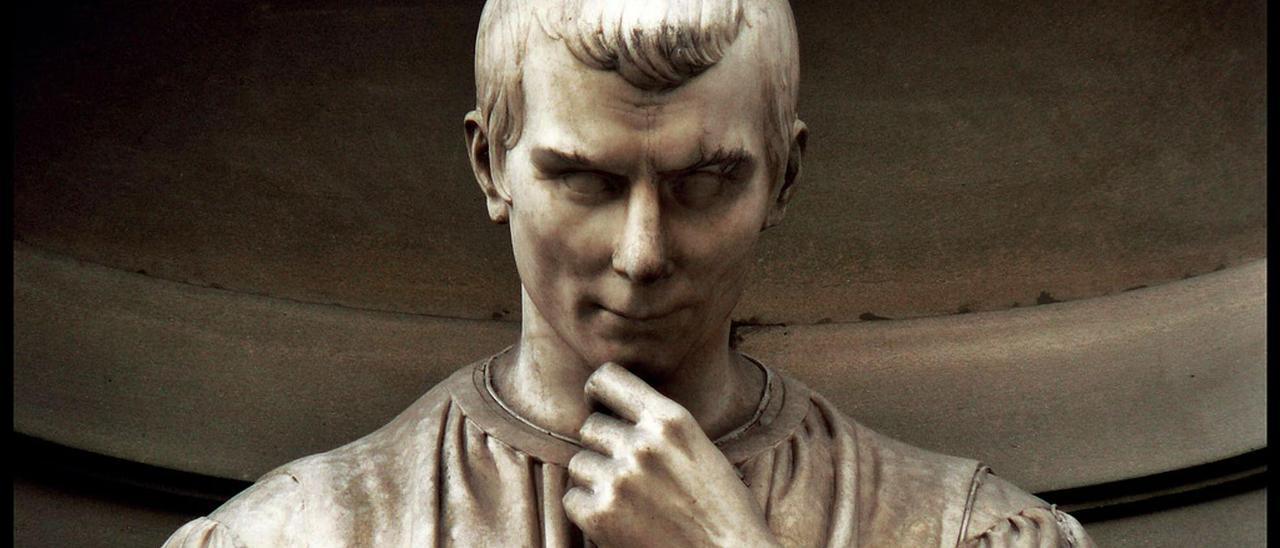 Monumento a Niccolò Machiavelli (1429-1527).