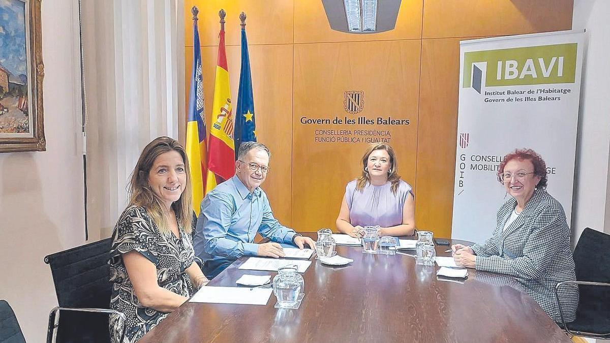 Momento de la firma del acuerdo para la cesión de las viviendas del Ibavi al IBDona.