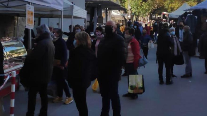 El mercat setmanal de Solsona ha reunit una gran munió de gent malgrat els tancaments de bars i restaurants