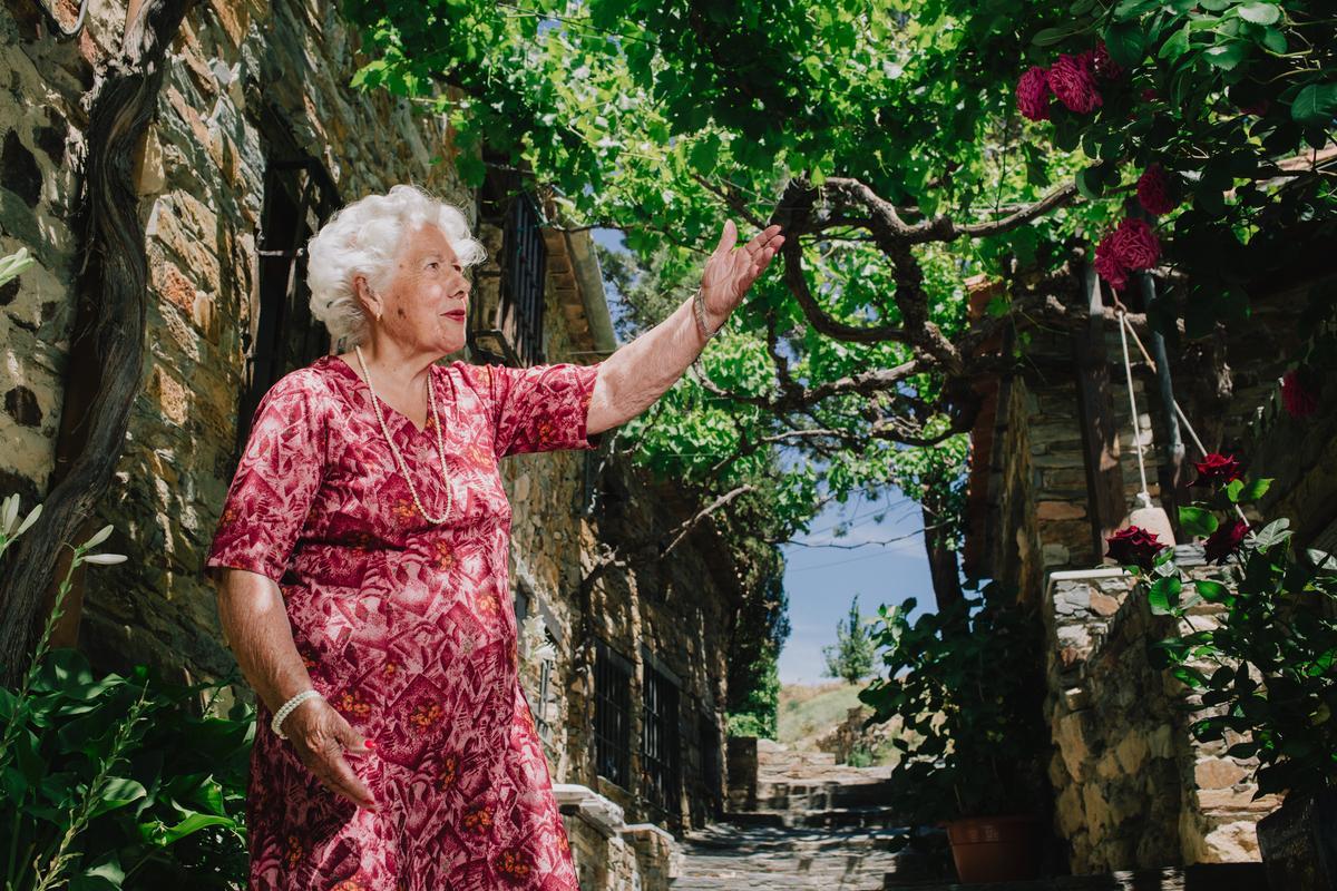 Charito muestra las flores de su patio en Patones. 