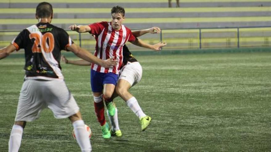 Un jugador de la UE l&#039;Alcúdia disputa un balón con un rival, en una imagen de archivo.