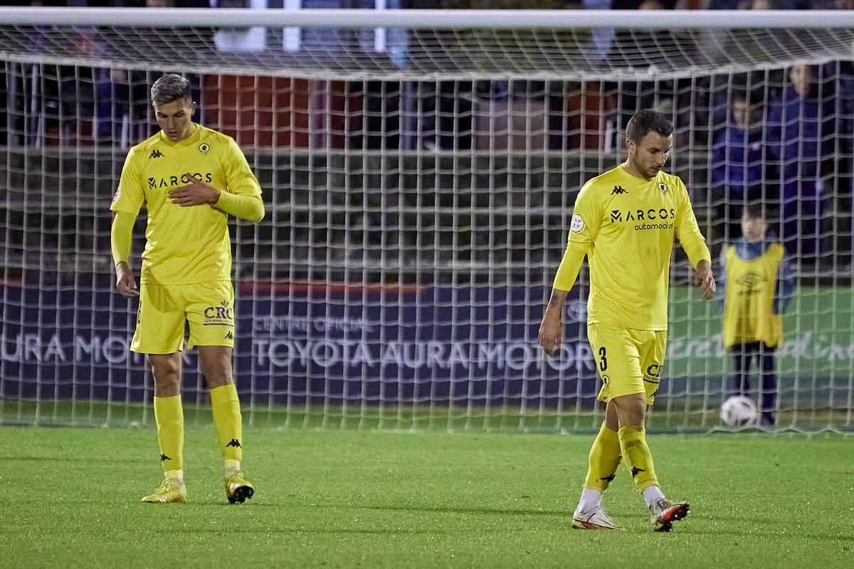 Dylan Leiva (i) y Felipe Chacartegui (d), después del gol del Olot.