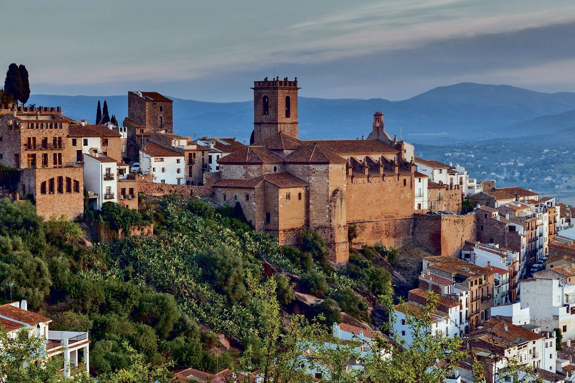 De origen árabe, el municipio está coronado por un flamante castillo y la pequeña iglesia de la Sangre a sus pies. Pasear por sus calles angostas traslada a la época musulmana ya que se conserva la cimentación del castillo y las torres. Uno de sus atractivos son el castillo y Muralla, situado en la cima de la montaña además de la Roca Grossa ubicada en la mitad del pueblo.